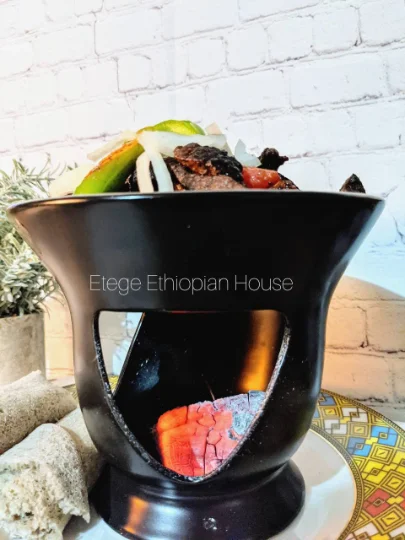 የጥብስ ማቅረቢያ ገል- Ethiopian Ceramic Nonstick Traditional Beef Tibs Server with a hot charcoal Housing Base - Image 2