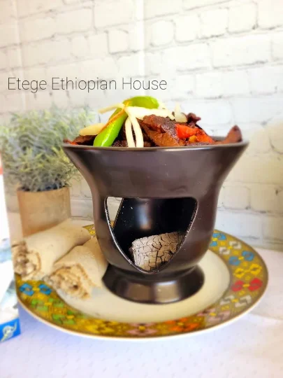 የጥብስ ማቅረቢያ ገል- Ethiopian Ceramic Nonstick Traditional Beef Tibs Server with a hot charcoal Housing Base - Image 4